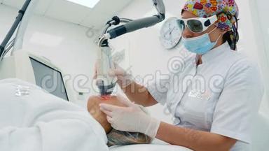 美容师在临床上做除皱手术